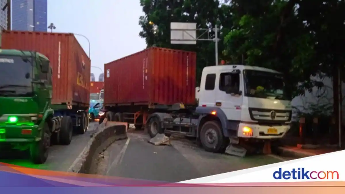 Truk Kontainer Dievakuasi Setelah Menabrak Separator Busway di Tomang