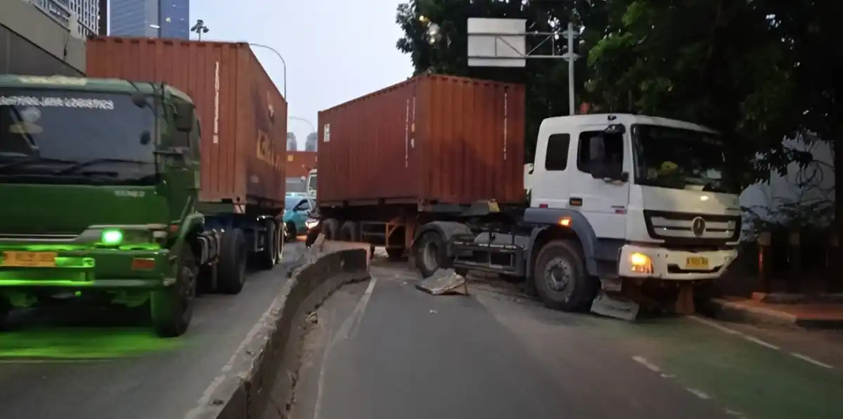 Truk Kontainer Kecelakaan di Tomang, Lalu Lintas dan Perjalanan TransJakarta Terganggu