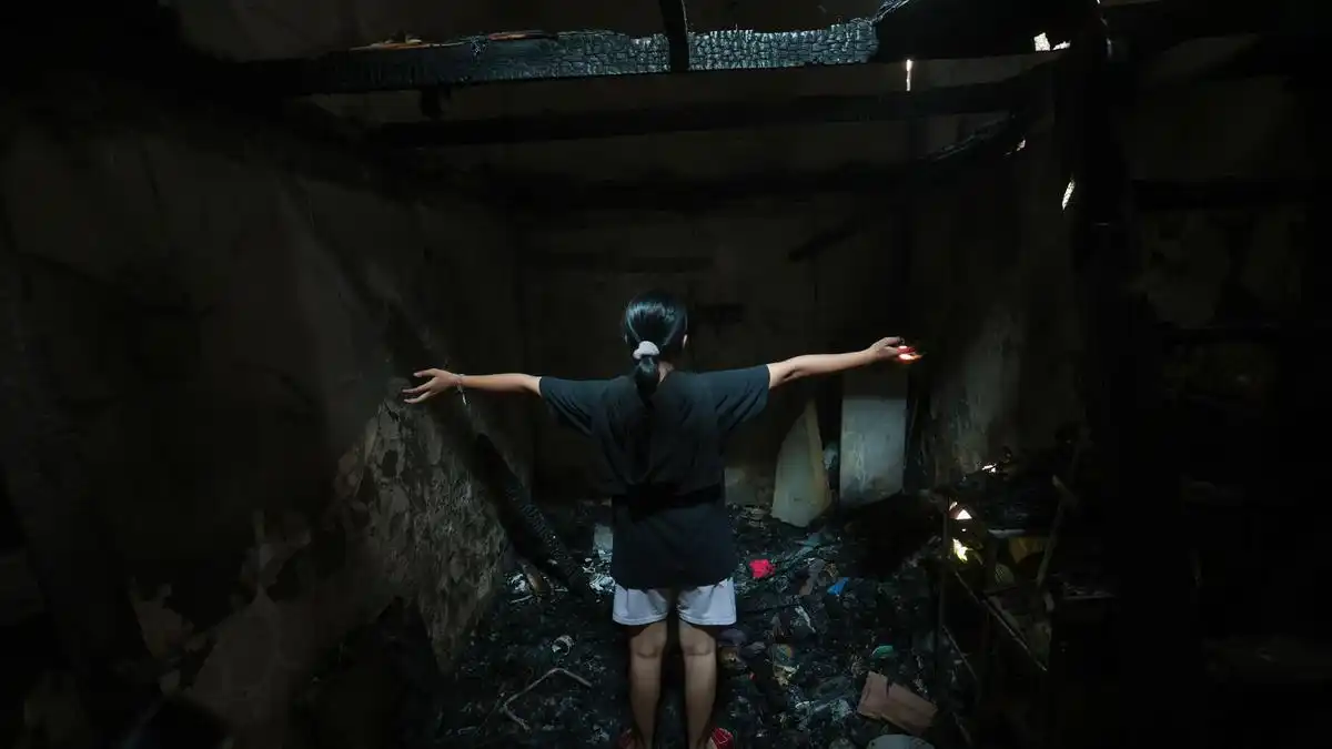 Warga Menyelamatkan Sisa Barang dari Puing Kebakaran di Kramat Pulo Dalam
