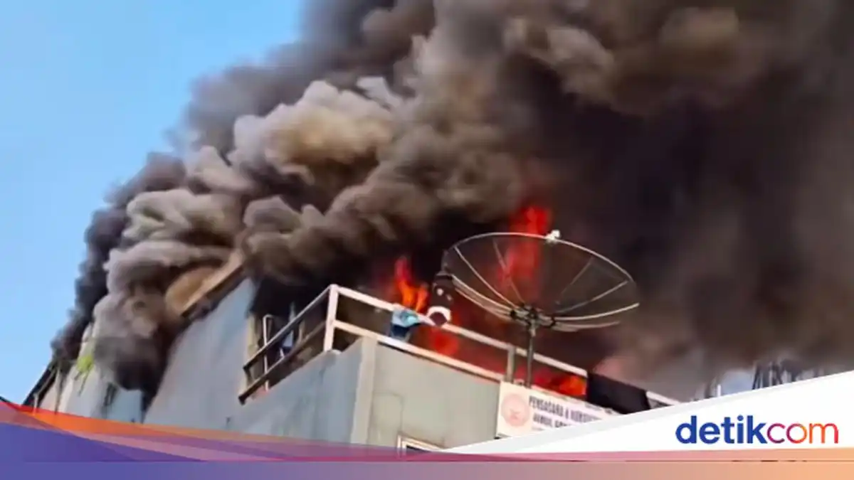 Kebakaran Dapur RM Padang di Rawamangun Lukai Empat Pekerja