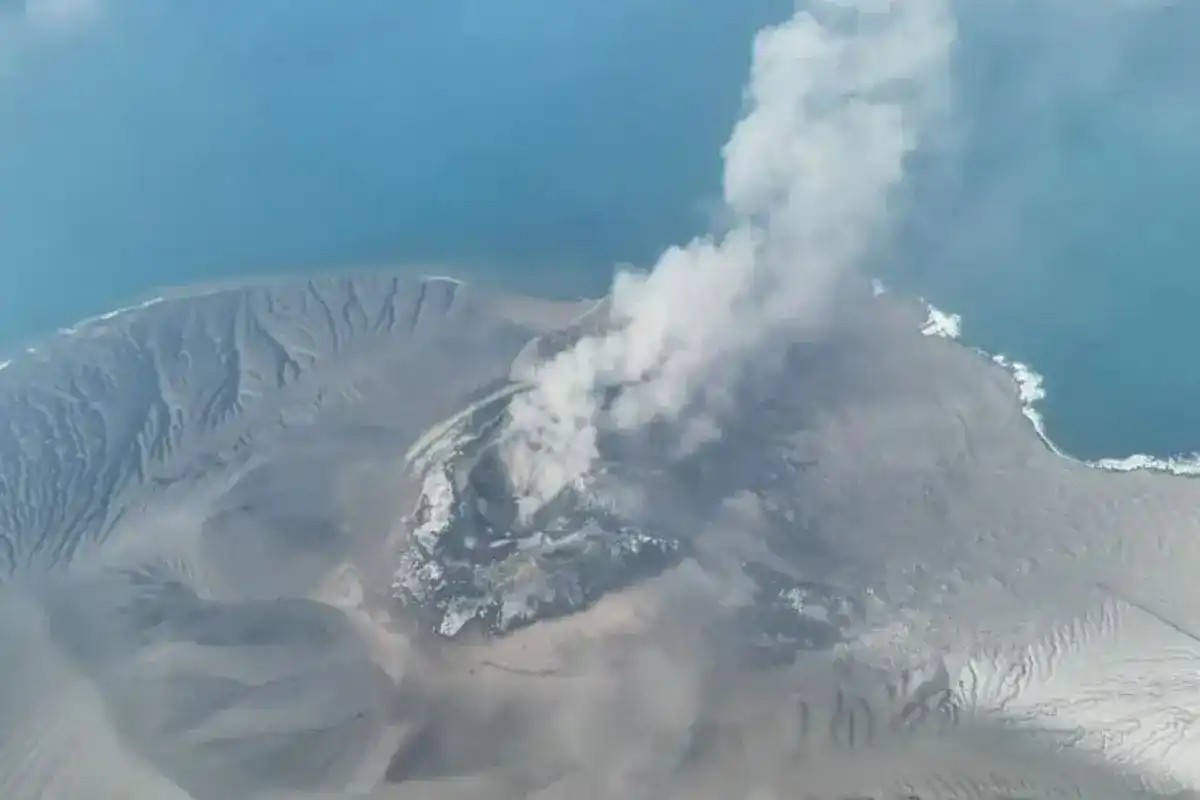 Erupsi Gunung Anak Krakatau Terpantau di Selat Sunda, Abu Membubung 250 Meter