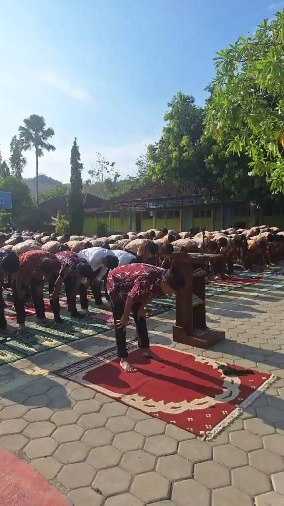 Siswa dan Guru SMPN 2 Giritontro Berdoa Memohon Hujan di Tengah Kekeringan Wonogiri