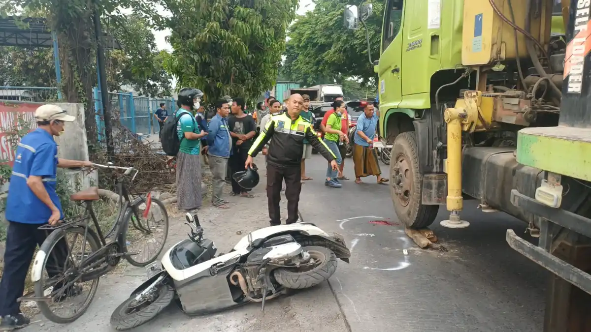 Perempuan Asal Jombang Mengalami Kecelakaan Saat Naik ke Jalan Raya di Sidoarjo
