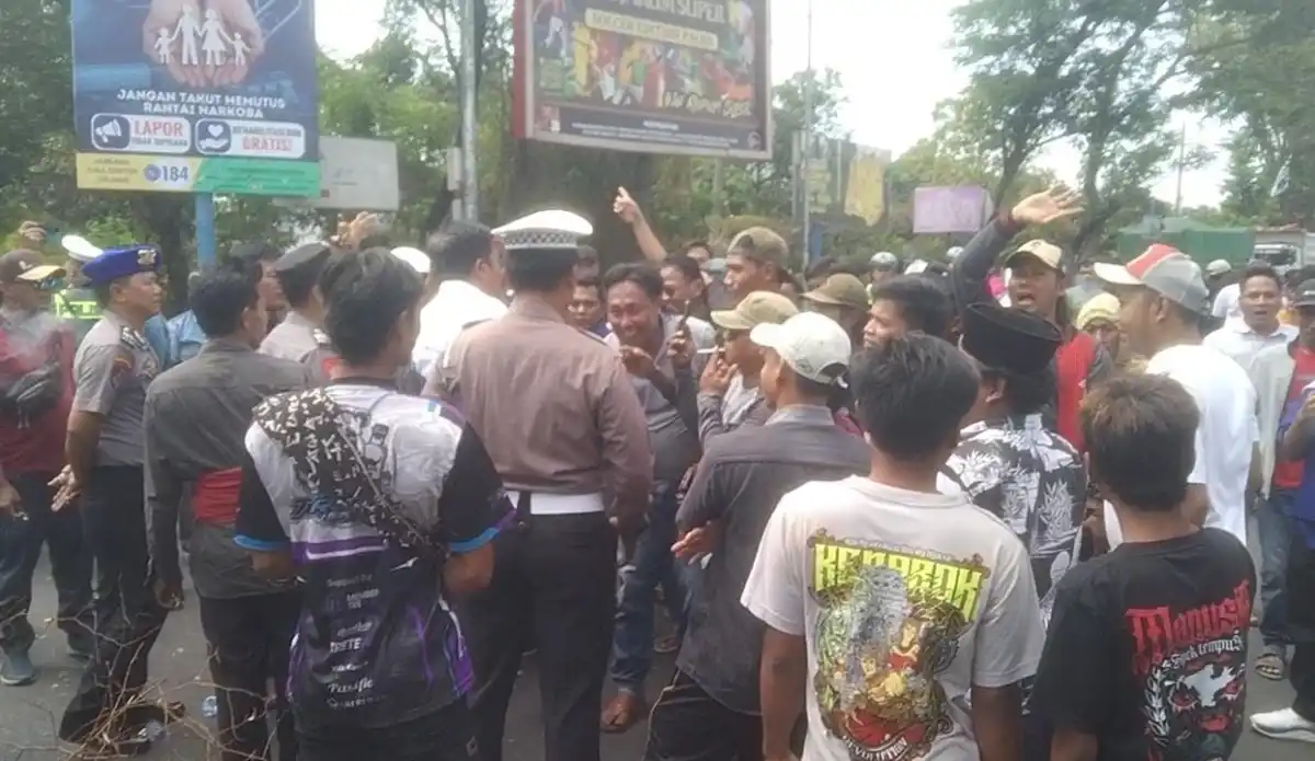 Ratusan Warga Alastlogo Blokade Jalur Pantura Pasuruan Selama Lebih dari Empat Jam