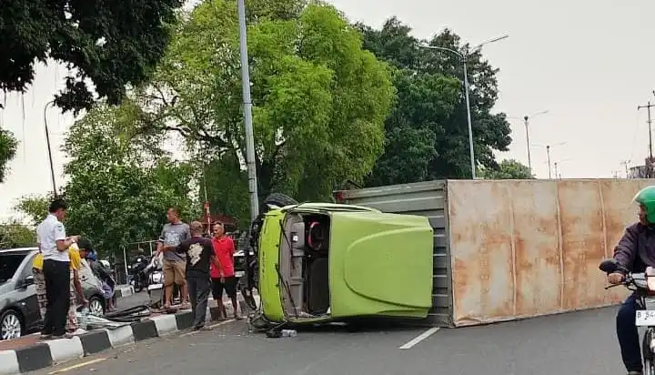 Truk Kontainer Terguling di Jalan Raya Jakarta-Bogor, Cibinong