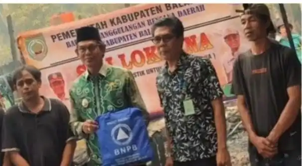 Wabup Balangan Tinjau Dampak Kebakaran dan Serahkan Bantuan bagi Warga Halong