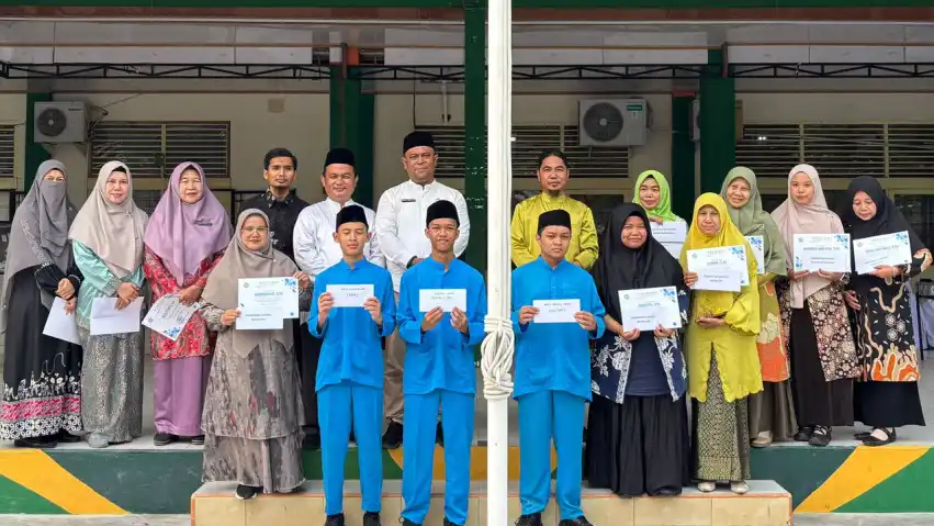 Penghargaan Siswa MTsN 1 Pekanbaru Diserahkan dengan Dukungan Komite Madrasah