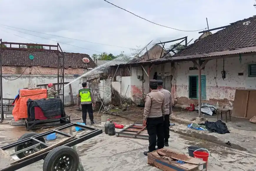 Kebakaran Gudang di Talun Blitar Padam Setelah Diduga Dipicu Korsleting Kabel Atap
