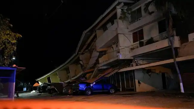 Potret Hotel Ambruk-Kantor Gubernur Roboh Usai Diguncang Gempa M 7,7