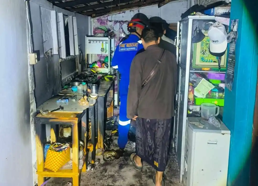 Pasangan Suami Istri Dievakuasi dari Kebakaran Dapur di Banyuwangi
