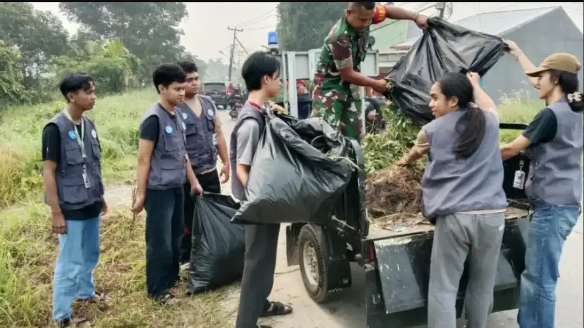 Jelang HUT ke-25, TNI dan Warga Bergerak Membersihkan Lingkungan di Tiga Kelurahan Singkawang