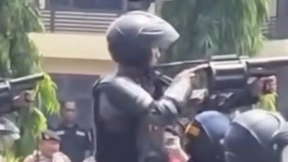 Gas Air Mata Latihan Pengendalian Massa Masuk Kelas, Siswa di Cilegon Jalani Perawatan
