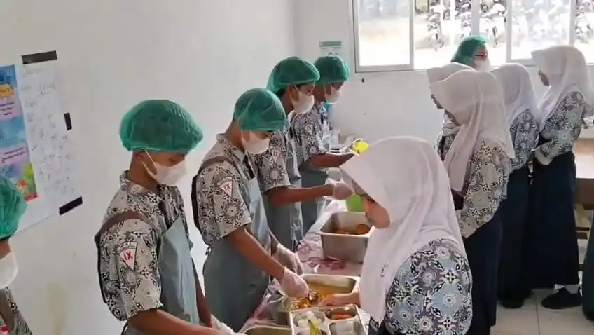 Uji Coba Penyajian MBG dengan Konsep Prasmanan di SMP Negeri 2 Karanganyar