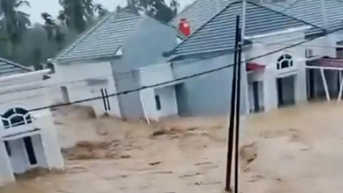 Hujan Deras Picu Banjir di Tiga Kecamatan Kota Padang