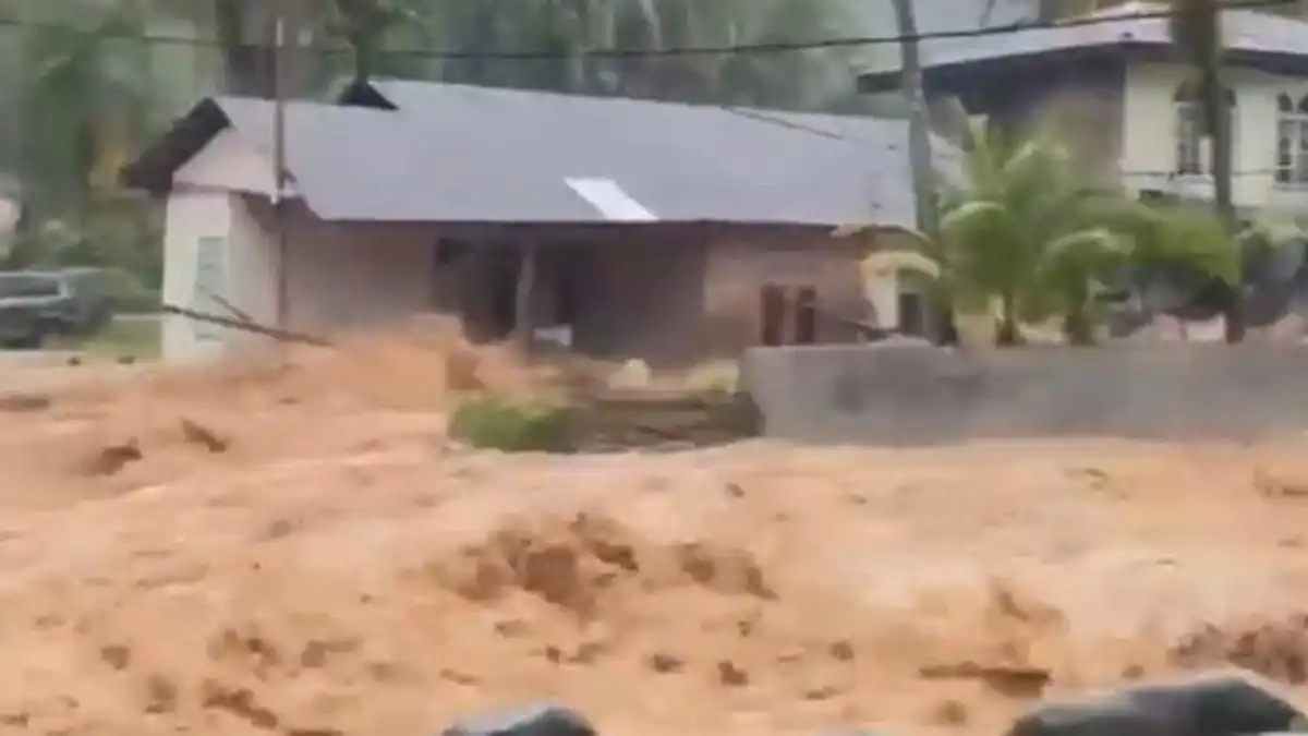 Banjir Menggenangi Sejumlah Wilayah di Kota Padang Setelah Hujan Ekstrem