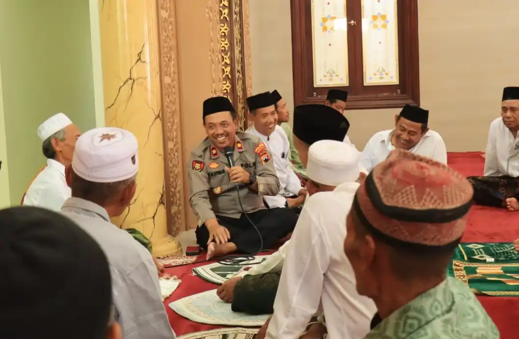 Wakapolres Pekalongan Kota Sampaikan Peringatan Keamanan Saat Safari Jumat di Soko