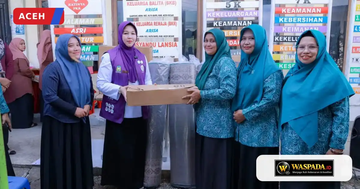 Ketua TP PKK Aceh Besar Salurkan Bantuan Saat Mengunjungi Gampong Aron