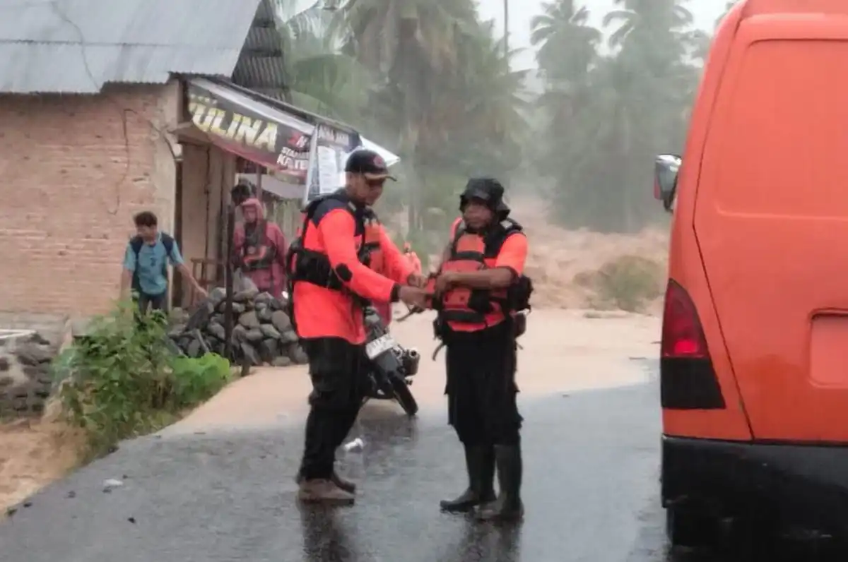 Luapan Sungai Rendam Permukiman Kampung Apa, Warga Dievakuasi BPBD Padang