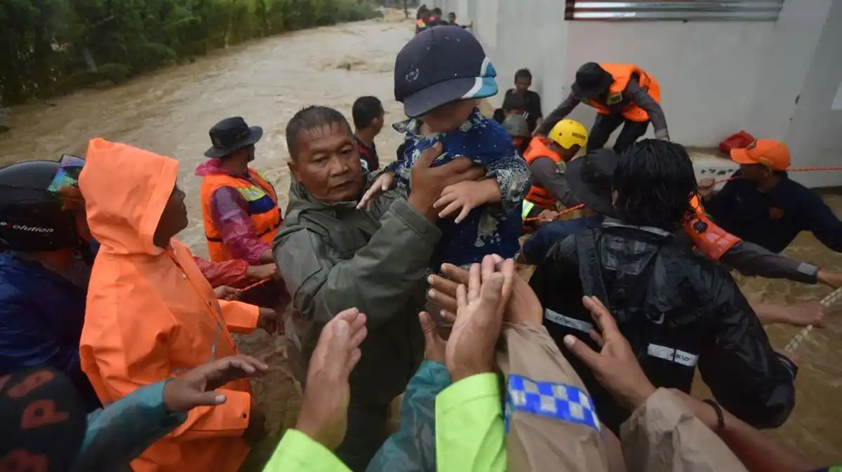 Evakuasi Warga Terdampak Banjir Bandang di Sejumlah Wilayah Padang Berlangsung
