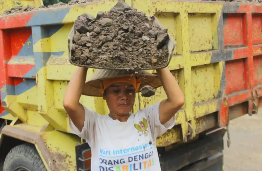 Asmari Menyambung Hidup dari Batu demi Sarapan dan Sekolah Anak