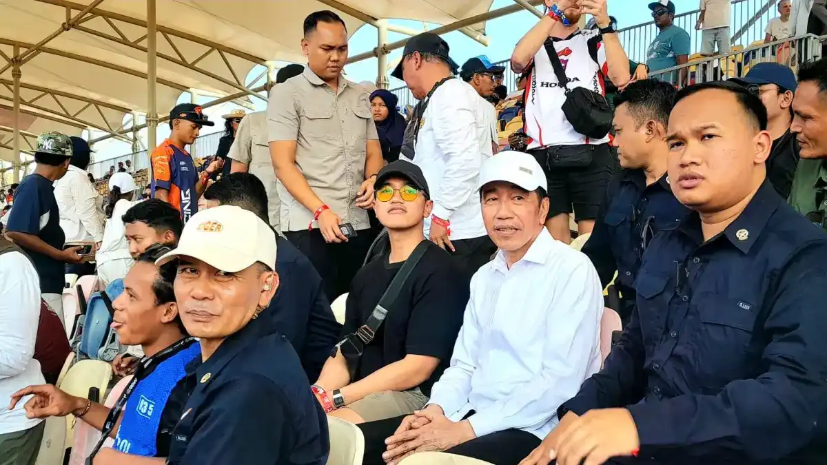 Jokowi Hadir di Sirkuit Mandalika, Berpanas di Tribun A