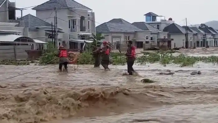 Hujan Lebat Picu Banjir di Dua Kecamatan Padang, Warga Dievakuasi