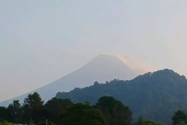 Merapi Catat Tiga Guguran Lava ke Arah Kali Krasak, Warga Diimbau Waspadai Potensi Awan Panas