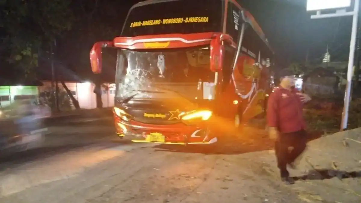 Kecelakaan Bus dan Sepeda Motor di Magetan Menewaskan Pengendara di Tempat