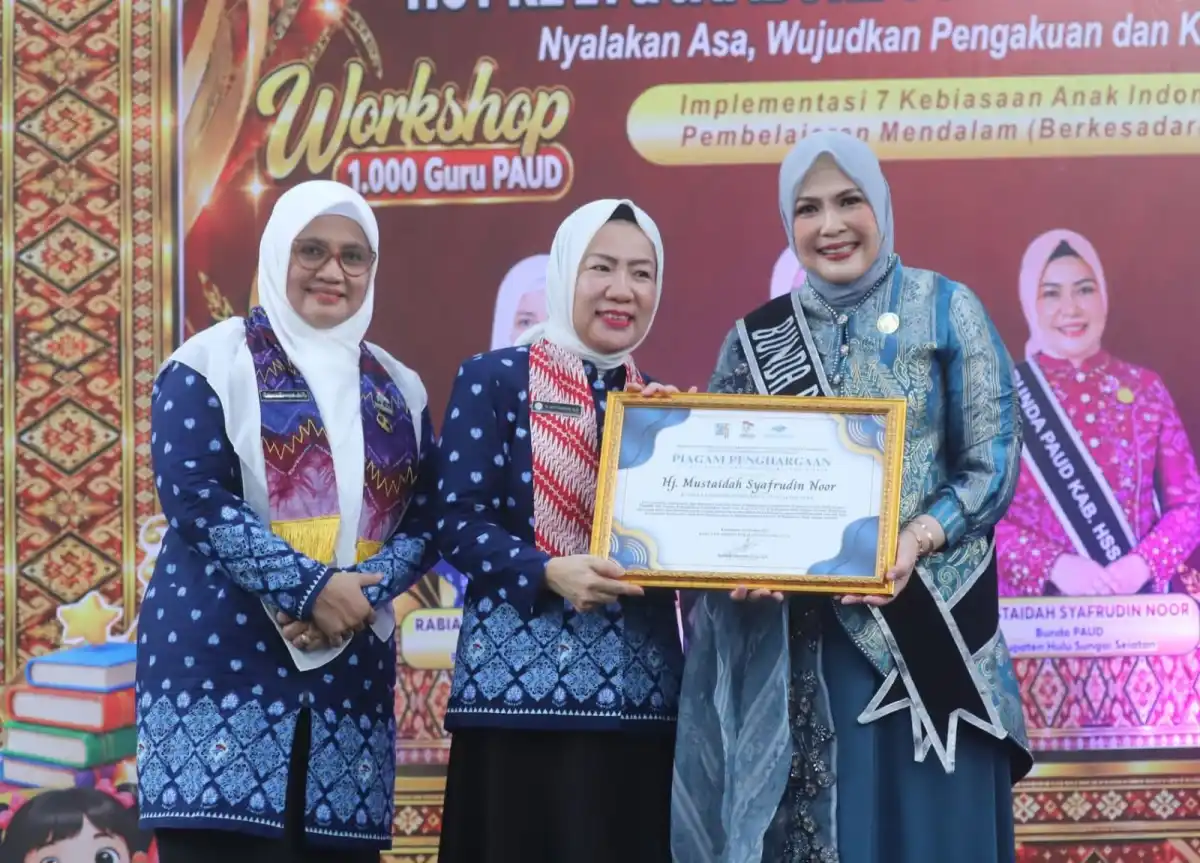 Tata Syafrudin Noor Raih Penghargaan atas Dedikasi Memajukan PAUD di HSS
