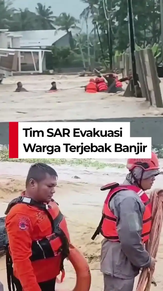 Tim SAR Selamatkan Puluhan Warga yang Terjebak Banjir di Padang