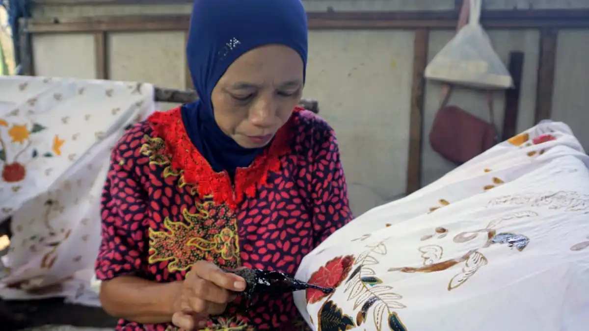 Nurul Huda Memilih Mewariskan Ilmu Membatik Setelah 44 Tahun Berkarya