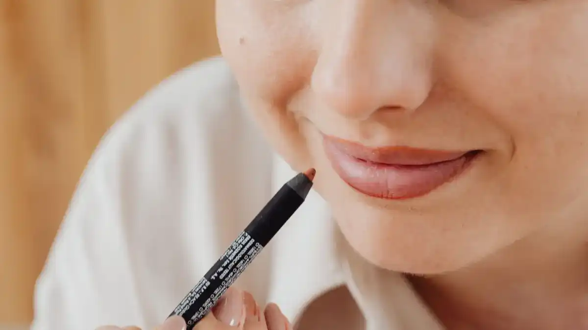 Panduan Membentuk Bibir Lebih Penuh dengan Teknik Overlining yang Tetap Natural