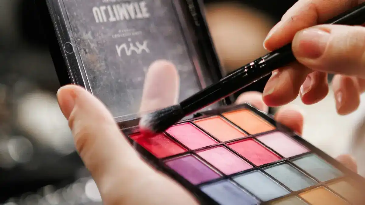 Empat Kekeliruan Memilih Color Corrector yang Bisa Membuat Area Bawah Mata Tampak Abu-Abu