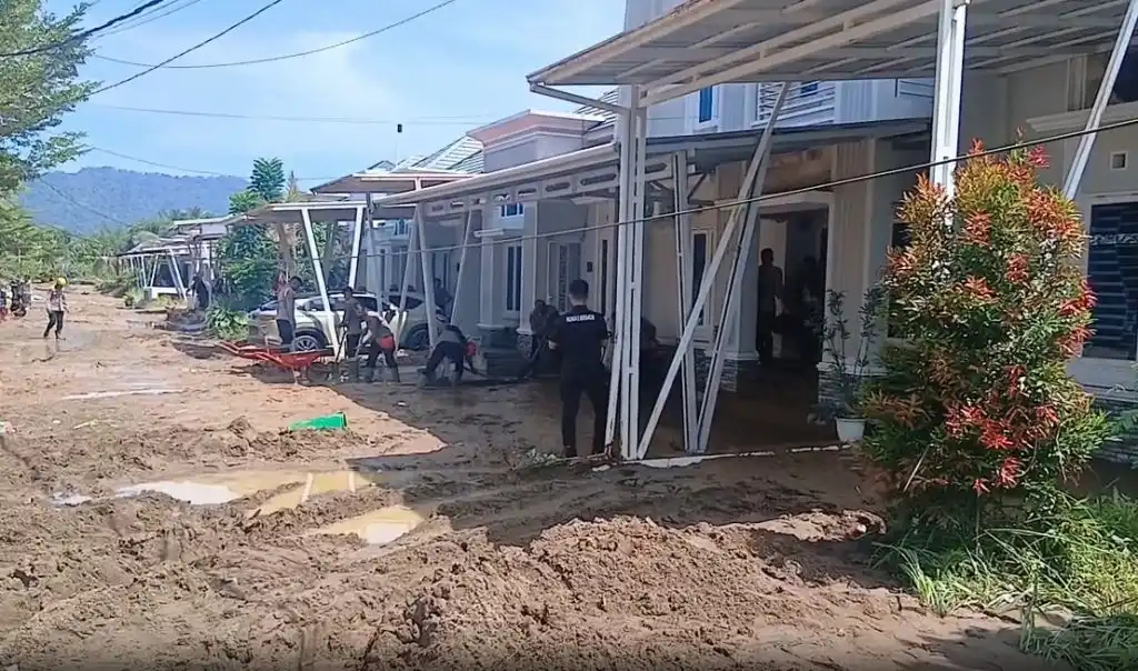 Warga Lubuk Minturun Bergotong Royong Bersihkan Rumah dari Sisa Lumpur Banjir Bandang