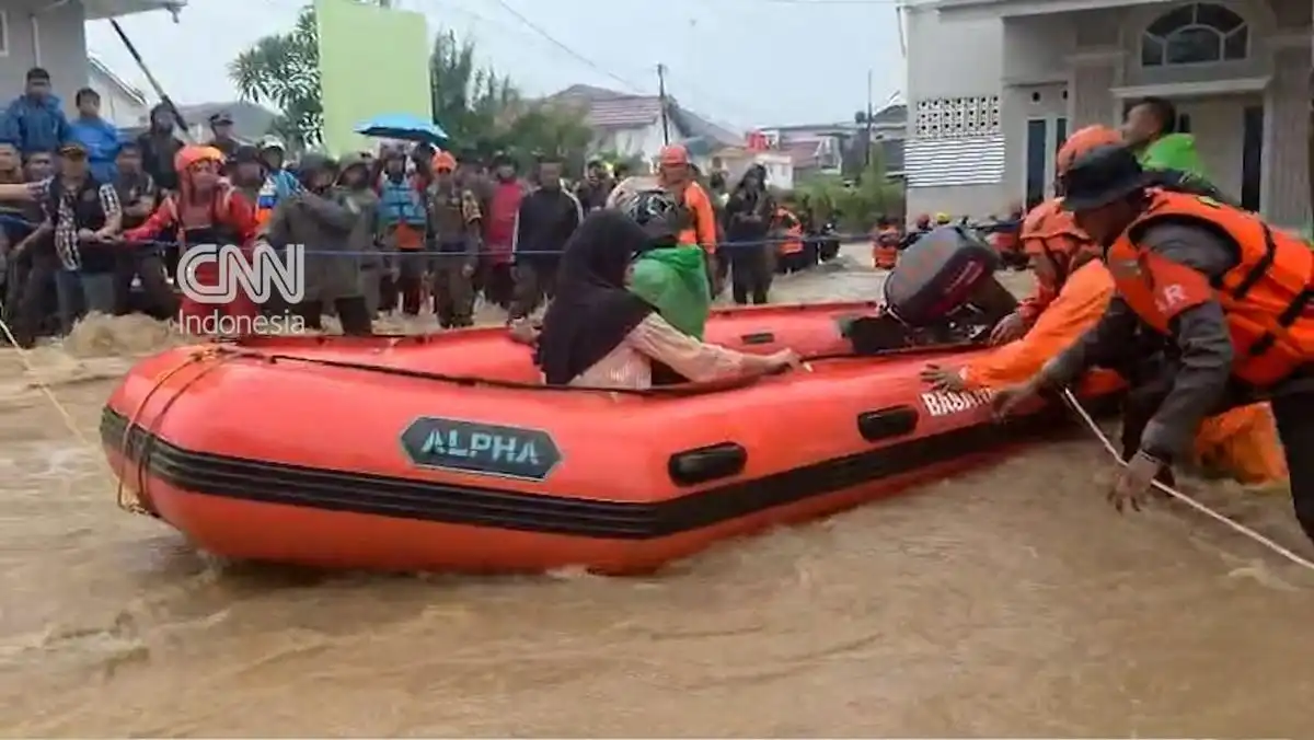 Evakuasi Warga Berlangsung Setelah Banjir Bandang Melanda Padang