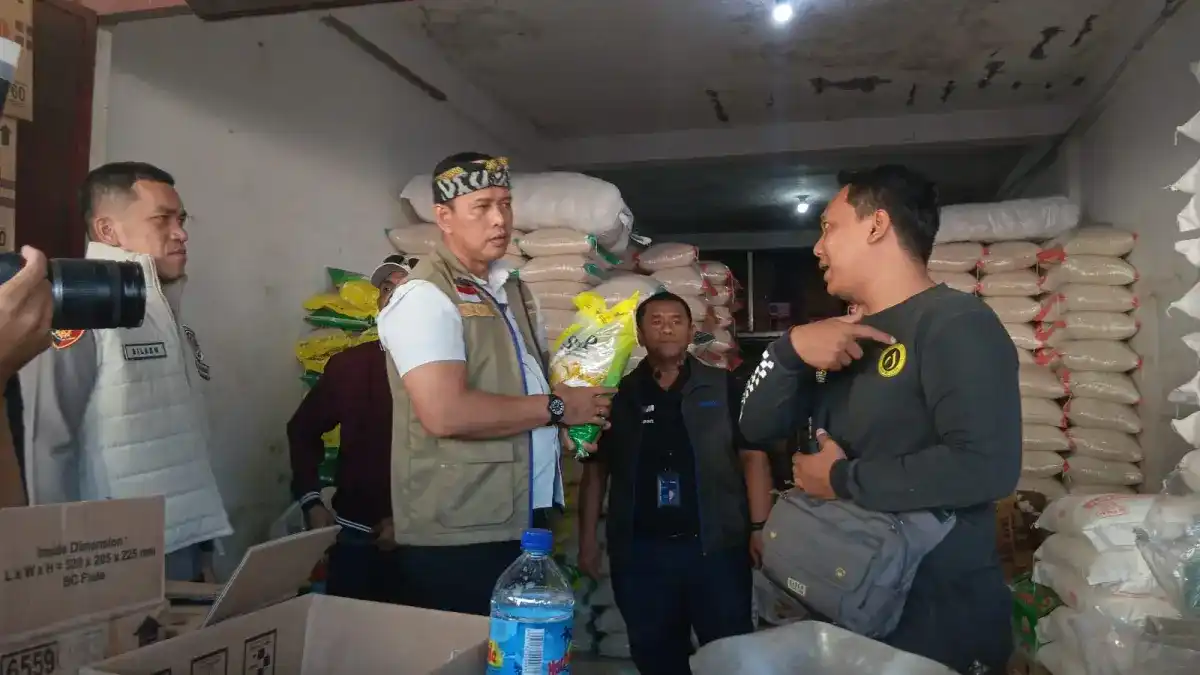 Bulog Menyoroti Harga Ayam dan Mengevaluasi MinyaKita Saat Meninjau Pasar Kebon Roek
