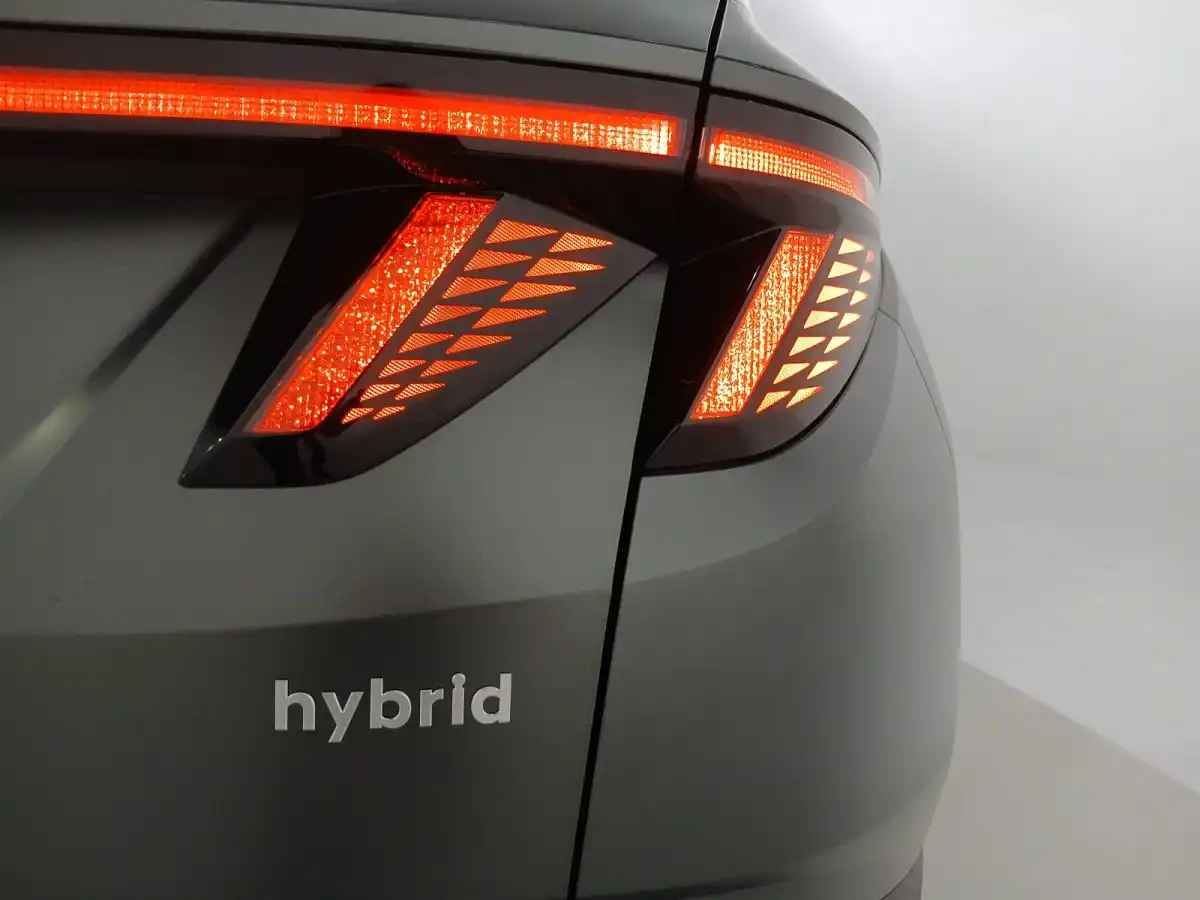 Mengapa Oli Mobil Hybrid Berbeda dari Kendaraan Konvensional?