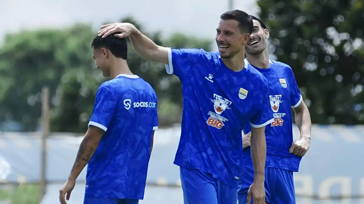 Thom Haye Minta Persib Bandung Menjaga Fokus Jelang Duel dengan Dewa United