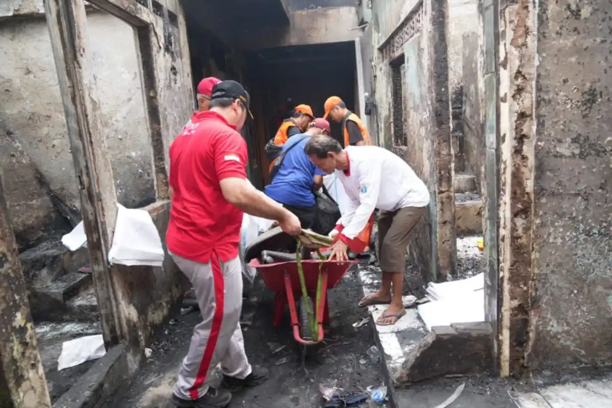 Pemkot Jakarta Timur dan PMI Bergerak Membersihkan Sisa Kebakaran Kampung Melayu