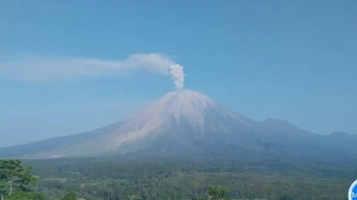Tiga Erupsi Semeru pada Senin Pagi, Kolom Abu Mencapai 900 Meter