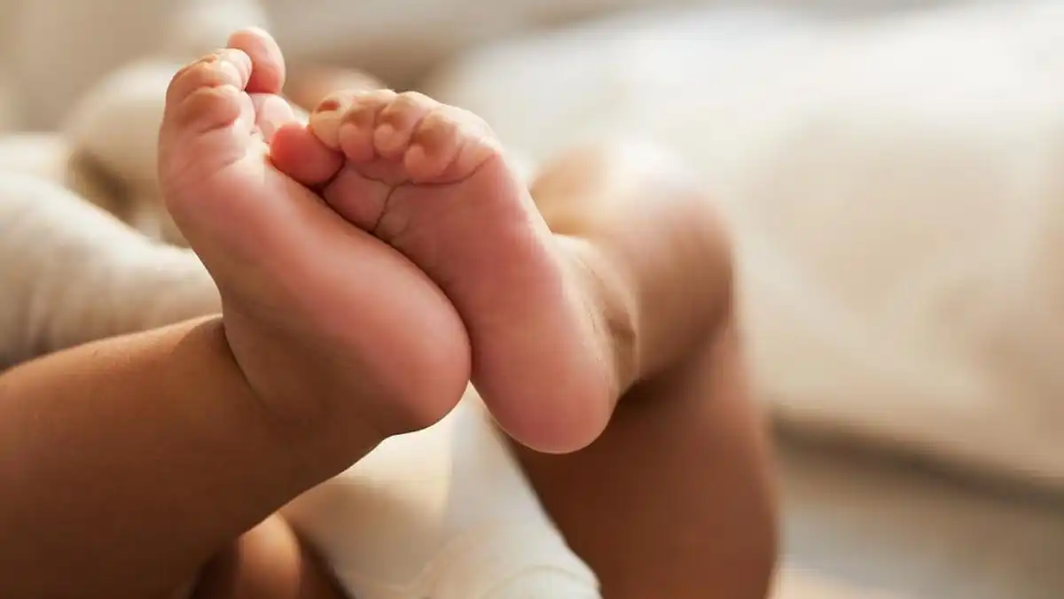 Bayi 24 Hari Dilaporkan Meninggal Usai Diduga Diberi Telur Mentah, Dokter Jelaskan Risikonya
