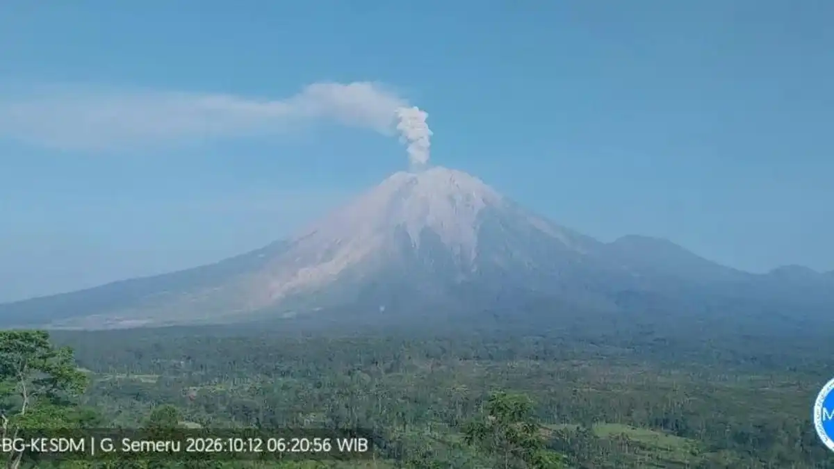 Aktivitas Gunung Semeru Meningkat, Tiga Erupsi Tercatat hingga Pagi Hari