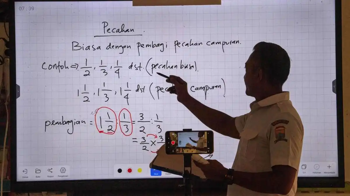 DPR Soroti Rencana Penghentian Kenaikan Kelas Otomatis Mulai 2027