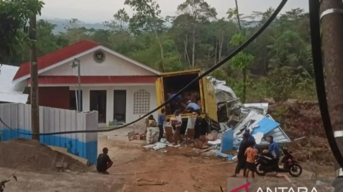 Truk Teh Terguling Usai Tabrak Dapur MBG di Cianjur, Tiga Pegawai Terluka