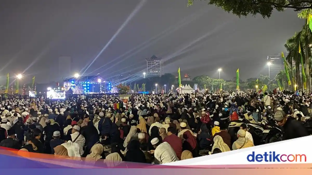 Jemaah Padati Silang Monas untuk Tablig Akbar Habib Umar bin Hafidz