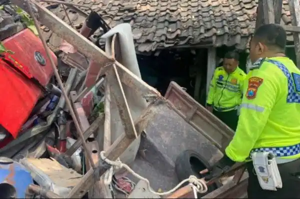 Truk Boks Diduga Hilang Kendali, Tabrak Dua Kendaraan dan Tiga Rumah di Tuban