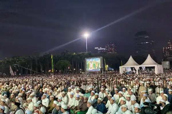 Ribuan Jemaah Padati Monas dalam Tablig Akbar dan Doa untuk Indonesia