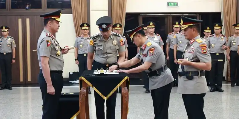 Kapolri Pimpin Sertijab Kakorlantas dan Tiga Kapolda di Mabes Polri