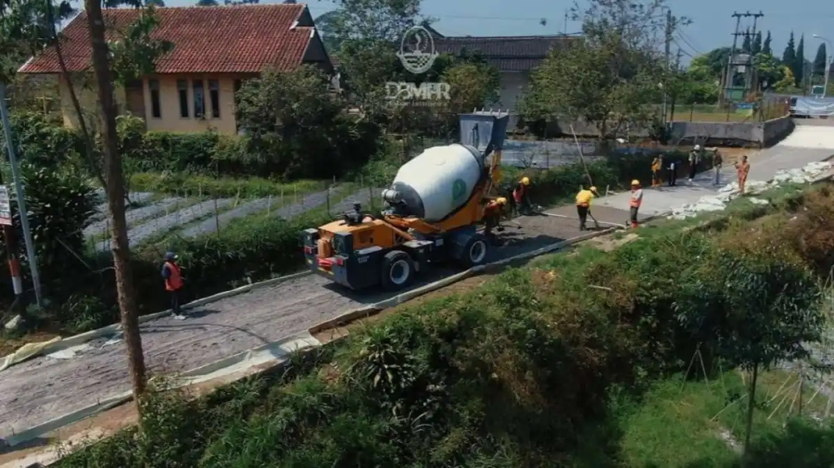 Armada Beton Bergerak untuk Membuka Akses Pembangunan Jalan Desa di Jawa Barat