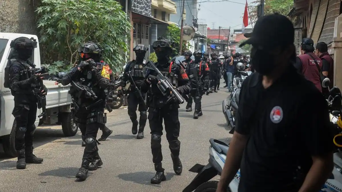 Penggerebekan Kampung Boncos Kembali Digelar, Empat Pria Diamankan dan Lapak Narkoba Dibakar